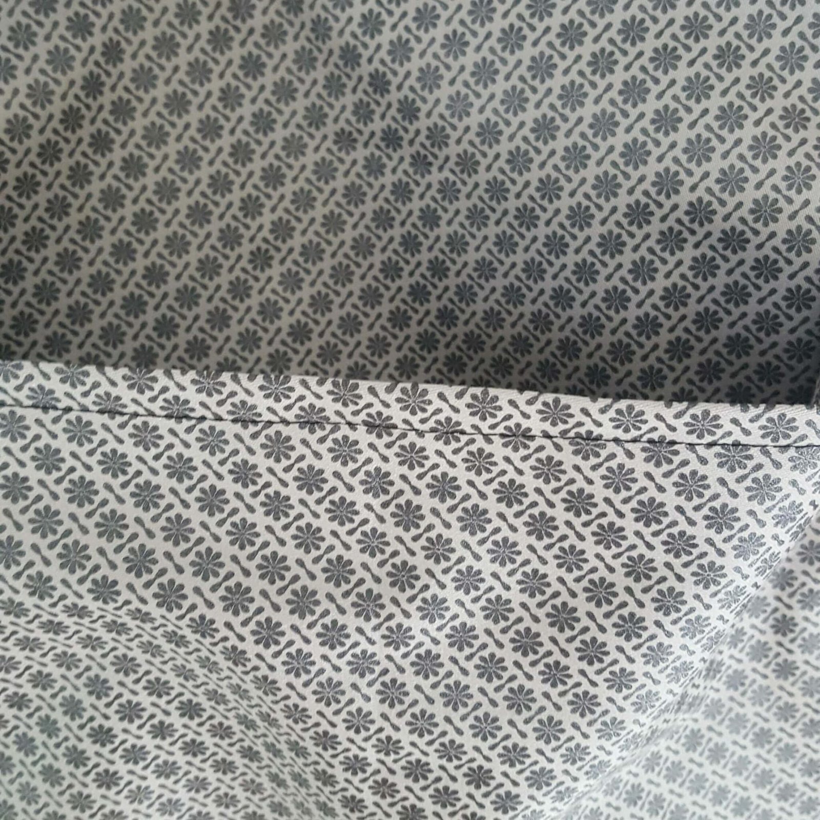 Tissu doublure gris motif