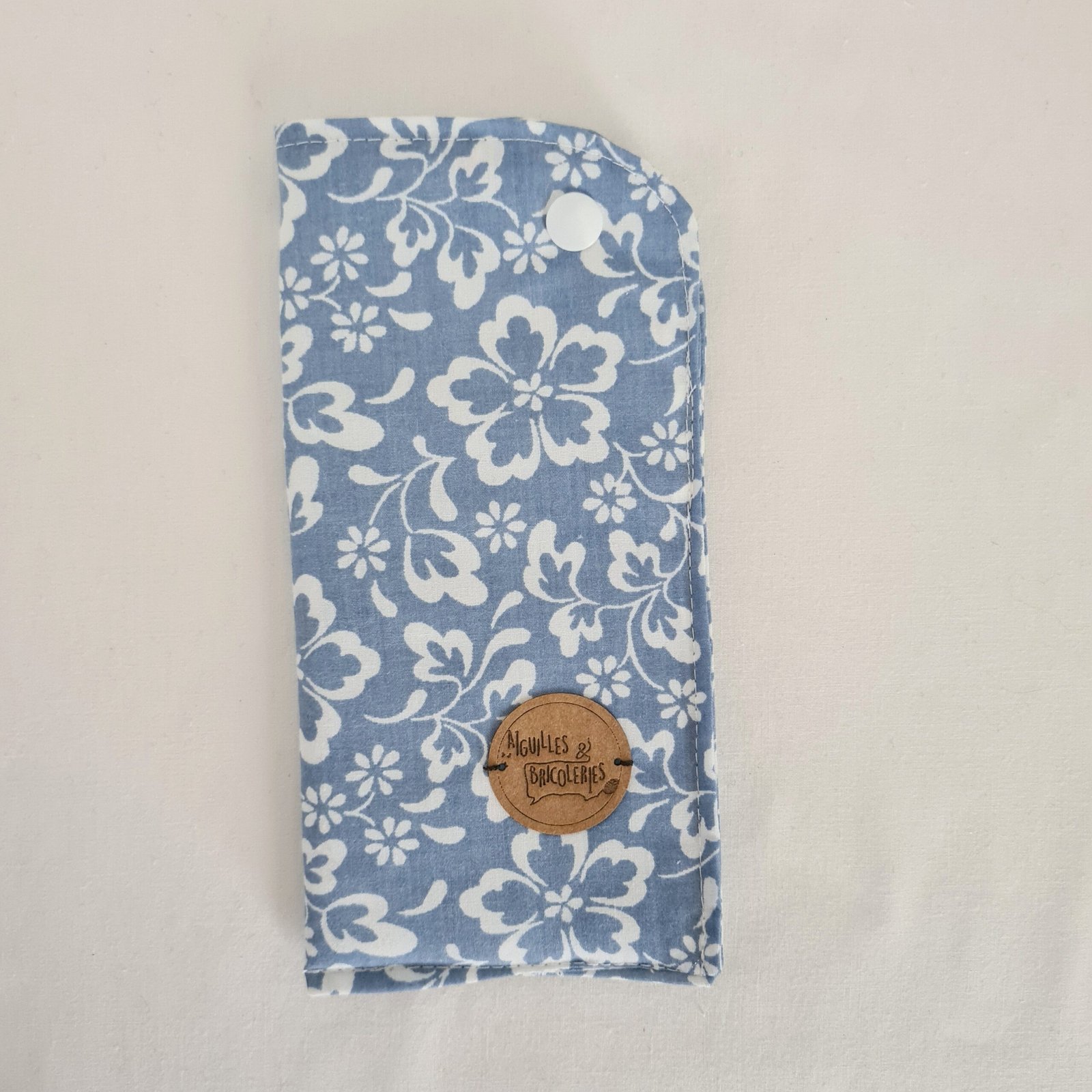 Etui lunettes molletonné, coton fond bleu et motif fleuri blanc. tissu provenant d'un drap des années 1980.