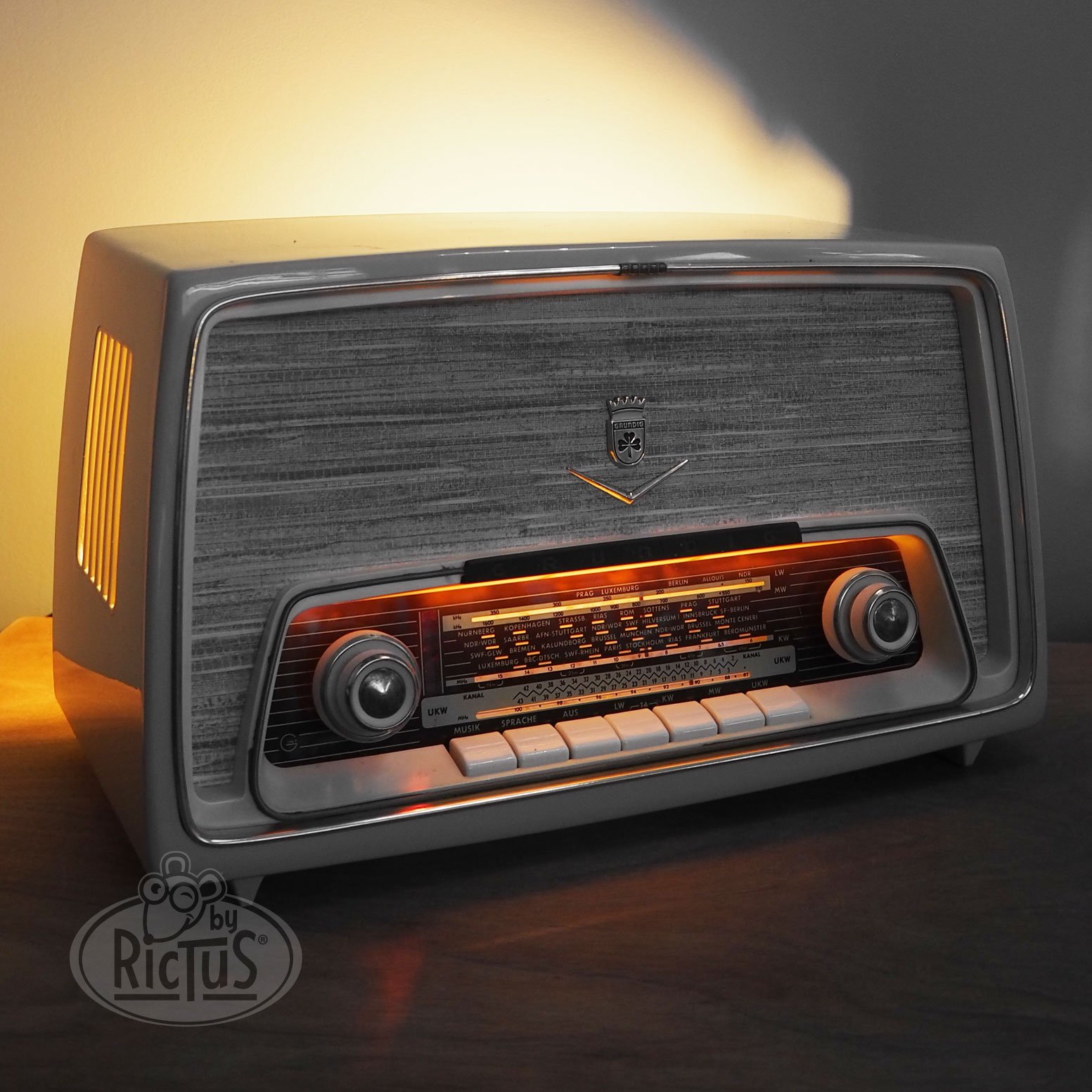 Lampe poste radio Grundig vintage